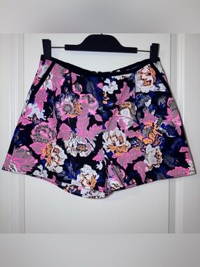 Sugar Lips Women’s Multicolor Floral Crepe Shorts Flat Front Zip Back